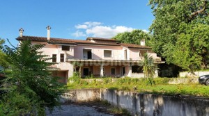 Villa da rifinire, con giardino e piscina, Cassino